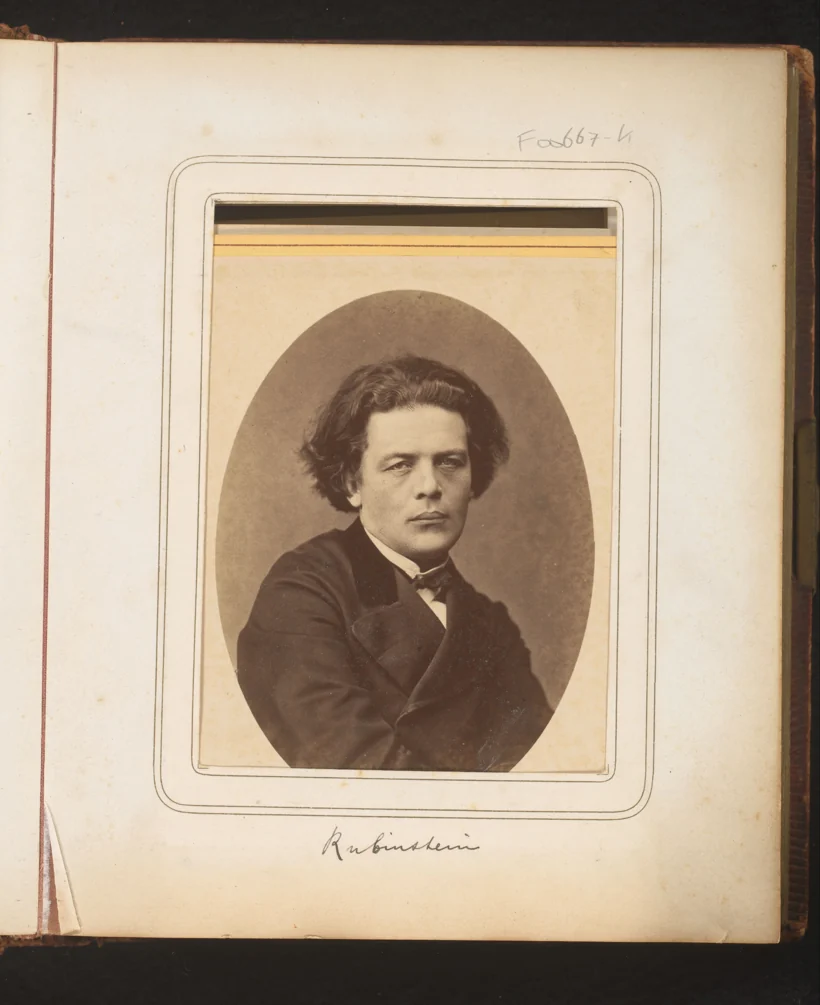 1871年12月撮影のアントン・ルビンシテインの肖像写真を収めた台紙。