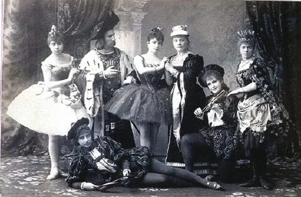 舞台衣装を着けて並ぶ1890年の《眠れる森の美女》初演期の出演者たち