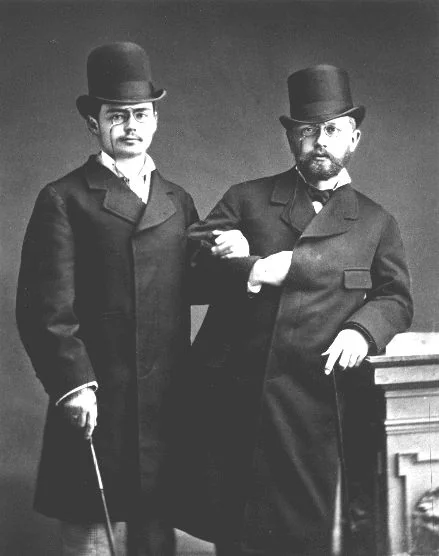 左にコテック、右にチャイコフスキーが立つ1877年の写真