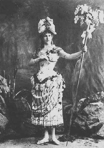 1890年のリラの精役の衣装を着たマリー・プティパ